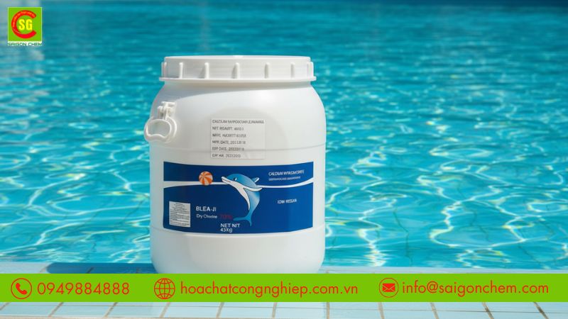 Chlorine c&aacute; heo ti&ecirc;u diệt vi sinh vật, l&agrave;m sạch nước hồ bơi nhanh ch&oacute;ng 